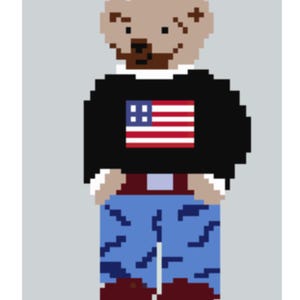 以下が含まれることがあります： アメリカ国旗のデザインの黒いセーター、青いジーンズ、マルーンの靴を履いた、ピクセル化されたテディベア。クマは薄茶色の頭と白い襟をしています。背景は無地のライトグレーです。