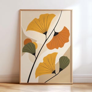 Könnte beinhalten: Abstrakter Kunstdruck mit stilisierten gelben, orangefarbenen und grünen floralen Elementen auf neutralem Hintergrund. Das Kunstwerk ist in einem hellen Holzrahmen gerahmt. Das Design umfasst geschwungene Linien und Formen und schafft eine moderne und minimalistische Ästhetik.