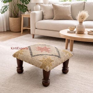 キリムフットスツール - 手織りの英国国旗柄オットマン - 木製脚付きヴィンテージ小型スツール - 素朴なボヘミアン風ホームデコレーション