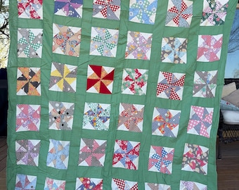 Motivo a girandola, versione vintage anni '30-'40, colore verde Nilo, 62x66 cm.