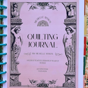 Puede incluir: Un diario rosa titulado "Quilting Journal" con el nombre "Michelle Mason" e ilustraciones decorativas. El diario está encuadernado con una espiral azul e incluye texto sobre actividades artísticas y una dirección en Tucson, Arizona.