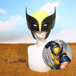 Può includere: Una maschera di Wolverine nera e gialla con orecchie a punta, esposta su una testa di manichino bianca. La maschera ha aperture per gli occhi e una sezione centrale gialla. Un'illustrazione di fumetti di Wolverine è sullo sfondo.