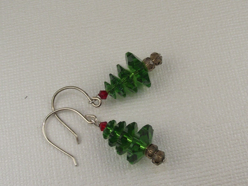 Swarovski crystals. oh Christmas tree...but these earrings are made of swarovski crystals Bild 1