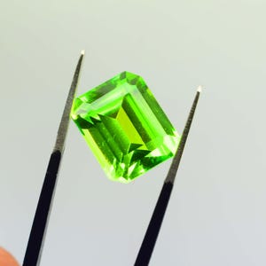 Emerald Cut Natural Green Peridot Gemstone 10-12Cts Rare Faceted Certified Gemstone for jewelry making Peridot Ring , Peridot Pendant Gems