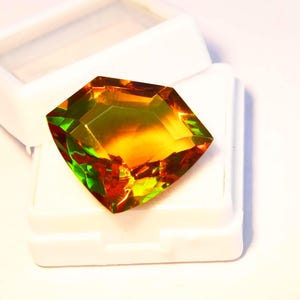 Pietra preziosa sfusa di Alessandrite che cambia colore naturale, taglio Supermen da 14-16 carati. Creazione di gioielli con rara pietra preziosa di Alessandrite. Anello di alessandrite multicolore.