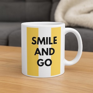 SMILE AND GO - Taza de cerámica motivacional - Taza de café colorida con frase - Regalo para la oficina y el hogar - Taza con un mensaje positivo