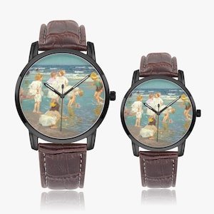 Puede incluir: Dos relojes de pulsera con caja negra y correas de cuero marrón. Las esferas muestran una pintura vintage de niños jugando en la playa. Las manecillas del reloj son plateadas. Las correas son de color marrón oscuro.