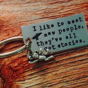 Llavero inspirado en Kaylee y Firefly estampado a mano con encanto de oso de peluche