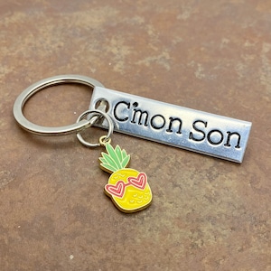 Porte-clés d'inspiration psychédélique « C'mon Son » estampé à la main avec breloque ananas
