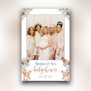 Pode incluir: Moldura de fotos para chá de bebé com um grupo de mulheres. A moldura branca tem balões azuis e castanhos e ilustrações de ursinhos de peluche. O texto diz "Renaya & Ty's babyshower" e "June 17 2023".