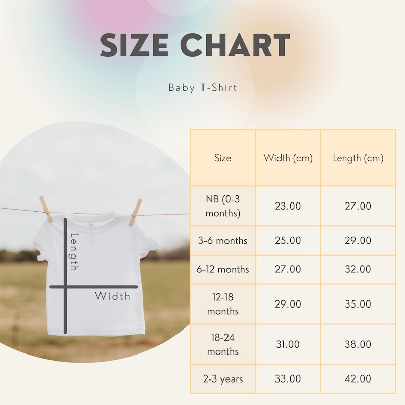 Pu&ograve; includere: Una maglietta bianca per neonati appesa a un filo, con una tabella delle taglie. La tabella elenca le taglie da neonato a 2-3 anni, con misure di larghezza e lunghezza in centimetri. Il testo "SIZE CHART" e "Baby T-Shirt" sono in alto.