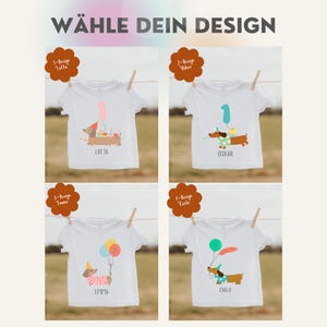 Pu&ograve; includere: Magliette bianche con disegni di cani bassotti, ognuna con il numero uno e un nome. Le magliette sono appese a un filo per stendere. Il testo "W&Auml;HLE DEIN DESIGN" &egrave; in alto.