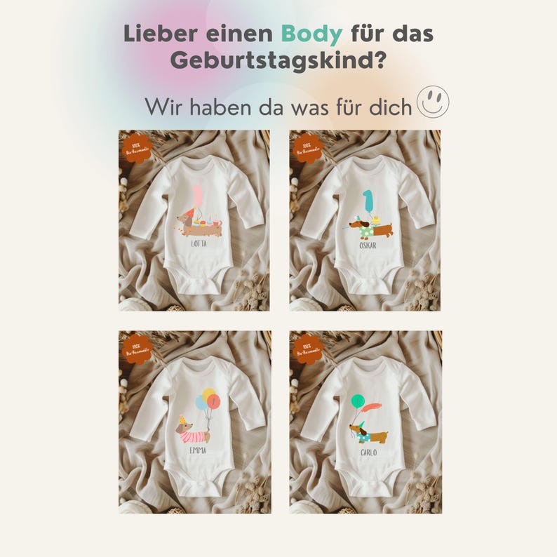 Pu&ograve; includere: Quattro body bianchi per neonati a maniche lunghe, ognuno con un'illustrazione di bassotto e un nome. Il testo in alto dice: "Cerchi un body per il bambino del compleanno?" e "Abbiamo qualcosa per te."