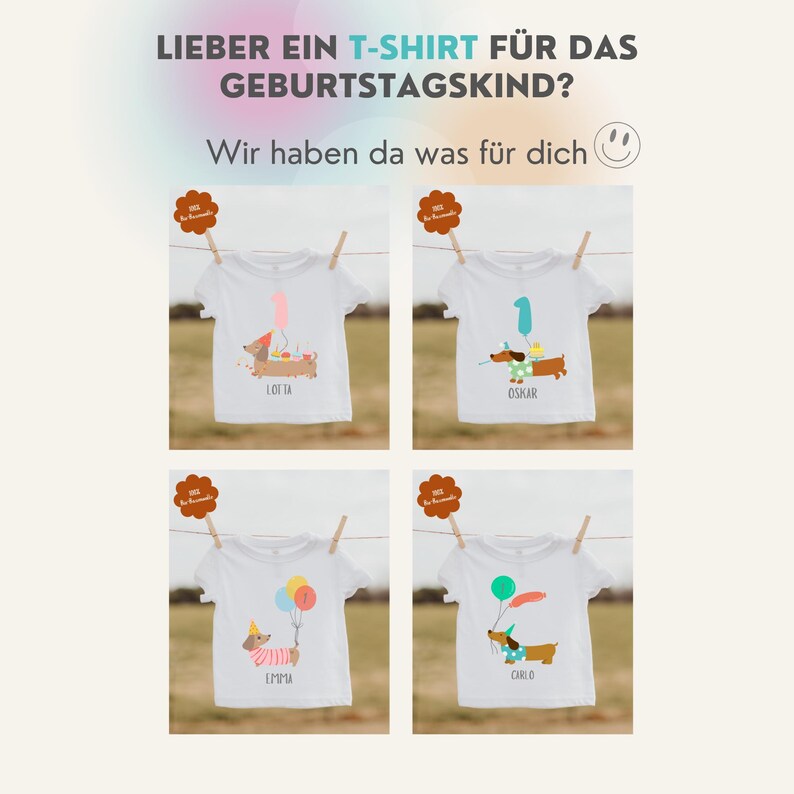 Op de afbeelding: Vier witte t-shirts met teckel illustraties, elk met een naam en een nummer of ballonnen. De shirts hangen aan een waslijn. Tekst bovenaan zegt: "LIEBER EIN T-SHIRT F&Uuml;R DAS GEBURTSTAGSKIND?" en "Wir haben da was f&uuml;r dich."