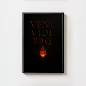 Puede incluir: Impresión enmarcada en negro con las palabras "VENI. VIDI. BBQ." en rojo. Debajo, una llama estilizada en naranja y amarillo. La impresión tiene un fondo negro y un diseño minimalista.