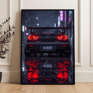 Peut inclure: Impression d'art encadrée représentant une voiture de sport noire avec des feux arrière rouges, garée dans une rue mouillée la nuit. L'image a une ambiance cinématographique, avec des enseignes au néon et des reflets. La plaque d'immatriculation de la voiture comporte des caractères japonais.