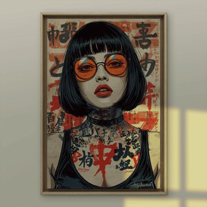K&ouml;nnte beinhalten: Gerahmter Kunstdruck mit einem stilisierten Portr&auml;t einer Frau mit schwarzen Haaren, orangefarbener Brille und rotem Lippenstift. Die Frau hat T&auml;towierungen an Hals und Brust. Der Hintergrund zeigt japanische Schriftzeichen in Rot und Schwarz.