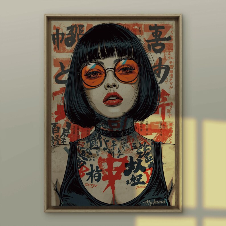 K&ouml;nnte beinhalten: Gerahmter Kunstdruck mit einem stilisierten Portr&auml;t einer Frau mit schwarzen Haaren, orangefarbener Brille und rotem Lippenstift. Die Frau hat T&auml;towierungen an Hals und Brust. Der Hintergrund zeigt japanische Schriftzeichen in Rot und Schwarz.