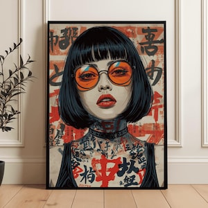 K&ouml;nnte beinhalten: Gerahmter Kunstdruck einer Frau mit schwarzen Haaren, einer orange get&ouml;nten Brille und rotem Lippenstift. Das Kunstwerk zeigt T&auml;towierungen an Hals und Brust mit japanischen Schriftzeichen in Rot und Schwarz. Der Hintergrund ist eine Collage aus japanischem Text.