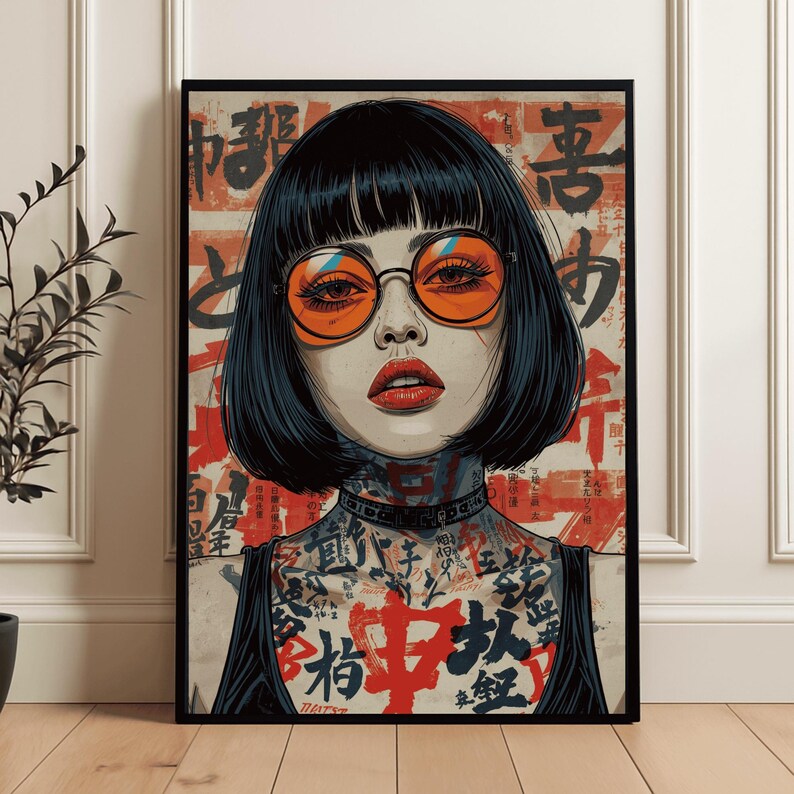 K&ouml;nnte beinhalten: Gerahmter Kunstdruck einer Frau mit schwarzen Haaren, einer orange get&ouml;nten Brille und rotem Lippenstift. Das Kunstwerk zeigt T&auml;towierungen an Hals und Brust mit japanischen Schriftzeichen in Rot und Schwarz. Der Hintergrund ist eine Collage aus japanischem Text.