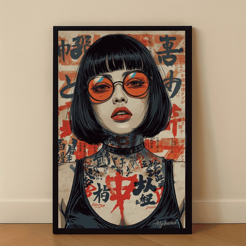 K&ouml;nnte beinhalten: Gerahmter Kunstdruck mit einer Frau mit schwarzen Haaren, orangefarbener Brille und rotem Lippenstift. Das Kunstwerk zeigt T&auml;towierungen und japanischen Text auf rotem und beigem Hintergrund. Die Frau tr&auml;gt ein schwarzes Oberteil.