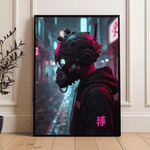 Peut inclure: Impression d'art encadrée représentant une personne portant un masque à gaz et un casque futuristes, sur fond de paysage urbain éclairé au néon. L'œuvre d'art a une palette de couleurs sombres avec des accents roses et bleus, et la personne porte une veste noire avec du texte japonais.