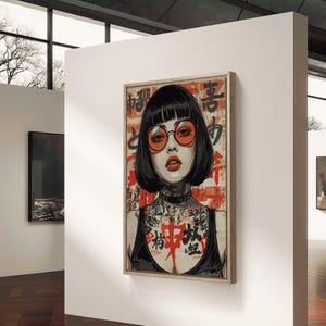 K&ouml;nnte beinhalten: Gerahmtes Kunstwerk mit einer Frau mit schwarzem Haar, orangefarbener Brille und rotem Lippenstift. Das Kunstwerk hat japanische Schriftzeichen im Hintergrund und auf der Brust der Frau. Die Frau tr&auml;gt ein schwarzes Oberteil und einen Choker.