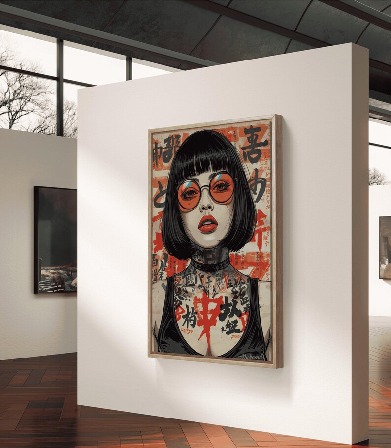K&ouml;nnte beinhalten: Gerahmtes Kunstwerk mit einer Frau mit schwarzem Haar, orangefarbener Brille und rotem Lippenstift. Das Kunstwerk hat japanische Schriftzeichen im Hintergrund und auf der Brust der Frau. Die Frau tr&auml;gt ein schwarzes Oberteil und einen Choker.
