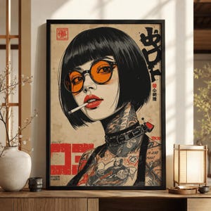 Puede incluir: Impresión artística enmarcada que representa a una mujer con cabello negro, gafas de sol naranjas y un cigarrillo. La obra de arte tiene una estética vintage con texto japonés y tatuajes. La paleta de colores incluye rojo, negro y beige.