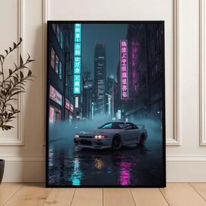 Peut inclure: Impression d'art encadrée d'une voiture de sport blanche dans une ville futuriste. La scène nocturne présente des enseignes au néon et une atmosphère brumeuse. La voiture est garée sur une rue mouillée, reflétant les lumières de la ville.
