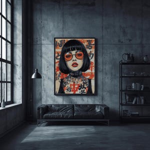 K&ouml;nnte beinhalten: Ein gerahmtes Kunstwerk mit einer Frau mit schwarzen Haaren, orange get&ouml;nten Gl&auml;sern und rotem Lippenstift. Das Kunstwerk hat japanischen Text und ein Tattoo-Design. Die Frau tr&auml;gt ein schwarzes Oberteil. Das Kunstwerk wird in einem modernen Raum im Industriestil mit einem schwarzen Ledersofa ausgestellt.