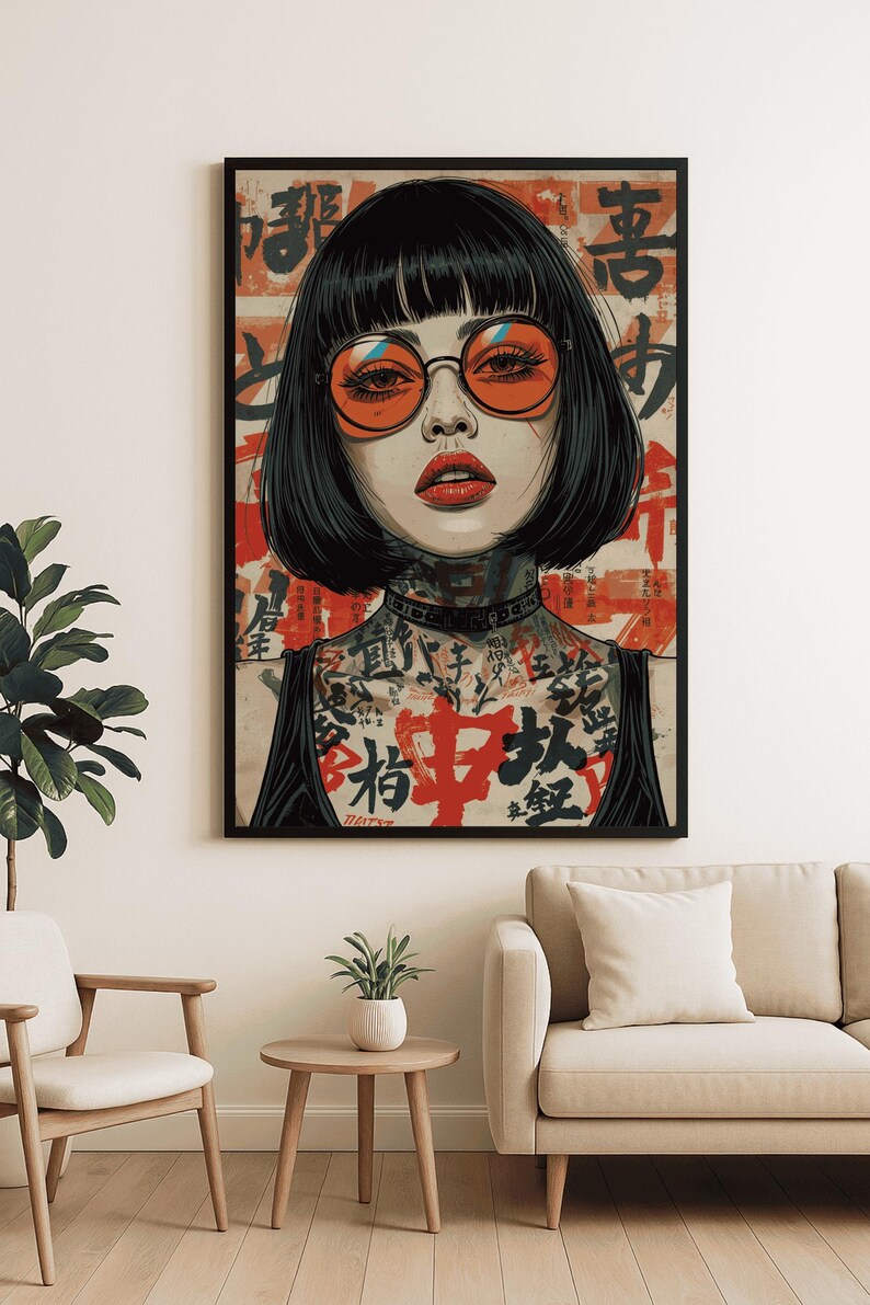 K&ouml;nnte beinhalten: Gerahmter Kunstdruck mit einer Frau mit schwarzen Haaren, orangefarbener Sonnenbrille und T&auml;towierungen. Das Kunstwerk hat einen roten und beigen Hintergrund mit japanischen Schriftzeichen. Die Frau tr&auml;gt ein schwarzes Oberteil. Der Druck wird in einem Wohnzimmer gezeigt.