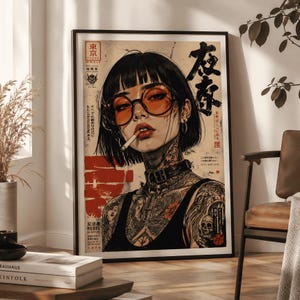 Peut inclure: Impression d'art encadrée. Illustration stylisée d'une femme tatouée, portant des lunettes orange et fumant une cigarette. Texte japonais et motif de bloc rouge. Le cadre est noir, idéal pour la décoration murale.