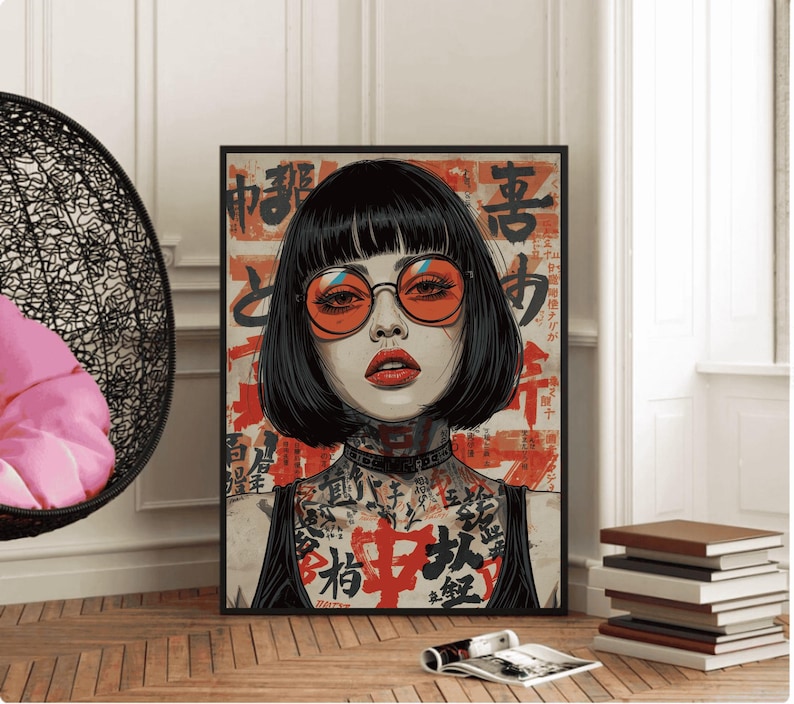 K&ouml;nnte beinhalten: Gerahmter Kunstdruck mit einem Portr&auml;t einer Frau mit schwarzen Haaren, orangefarbener Brille und rotem Lippenstift. Das Kunstwerk enth&auml;lt japanischen Text und T&auml;towierungen. Der Druck ist in einem schwarzen Rahmen und wird in Innenr&auml;umen ausgestellt.