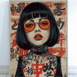 K&ouml;nnte beinhalten: Kunstdruck einer Frau mit schwarzem Haar, orangefarbener Brille und rotem Lippenstift. Das Kunstwerk enth&auml;lt japanischen Text und T&auml;towierungen an Hals und Brust. Der Stil ist eine Mischung aus Pop-Art und traditioneller japanischer &Auml;sthetik.
