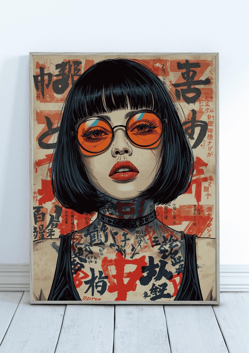 K&ouml;nnte beinhalten: Kunstdruck einer Frau mit schwarzem Haar, orangefarbener Brille und rotem Lippenstift. Das Kunstwerk enth&auml;lt japanischen Text und T&auml;towierungen an Hals und Brust. Der Stil ist eine Mischung aus Pop-Art und traditioneller japanischer &Auml;sthetik.