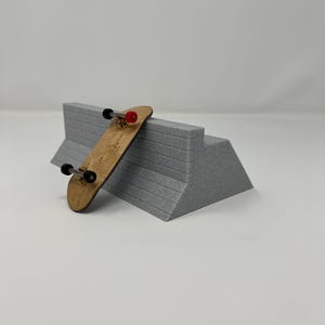 Fingerboard Bank Wallie Curb | 3D Printed Fingerboard Obstacle - Marble PLA