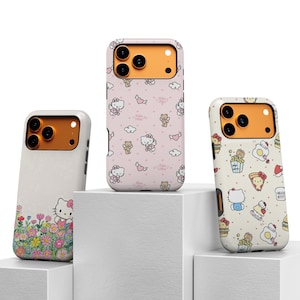 Może przedstawiać: Trzy etui na telefon o r&oacute;żnych wzorach. Jedno etui jest białe z kwiatowym wzorem i Hello Kitty. Drugie etui jest r&oacute;żowe ze wzorem Hello Kitty i chmur. Trzecie etui jest w kolorze złamanej bieli z grafiką jedzenia i Hello Kitty.