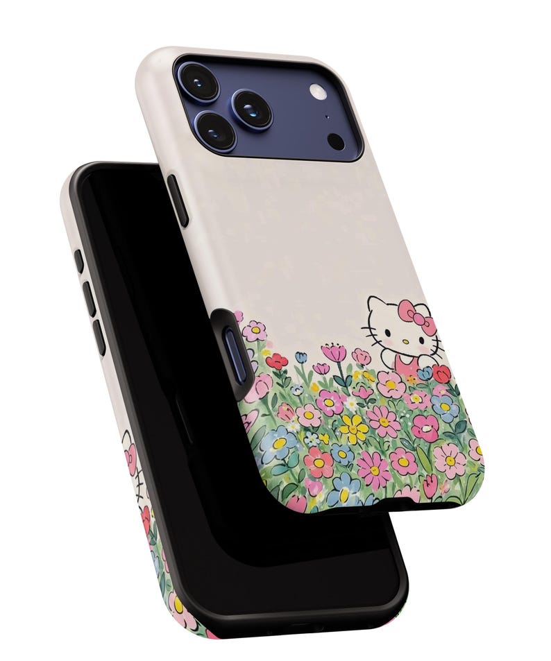 Może przedstawiać: Etui na telefon z kwiatowym wzorem i postacią z kresk&oacute;wki. Etui ma białe tło z kolorową kwiatową obw&oacute;dką. Postać z kresk&oacute;wki ma na sobie r&oacute;żową kokardę i sukienkę.