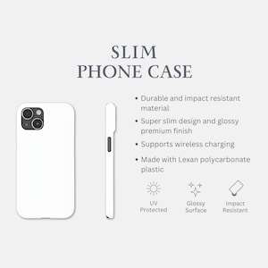 Może przedstawiać: Białe, smukłe etui na telefon z napisem "SLIM PHONE CASE". Etui jest pokazane z przodu i z boku, podkreślając jego cechy: trwały, odporny na uderzenia materiał, błyszczące wykończenie i obsługa ładowania bezprzewodowego.