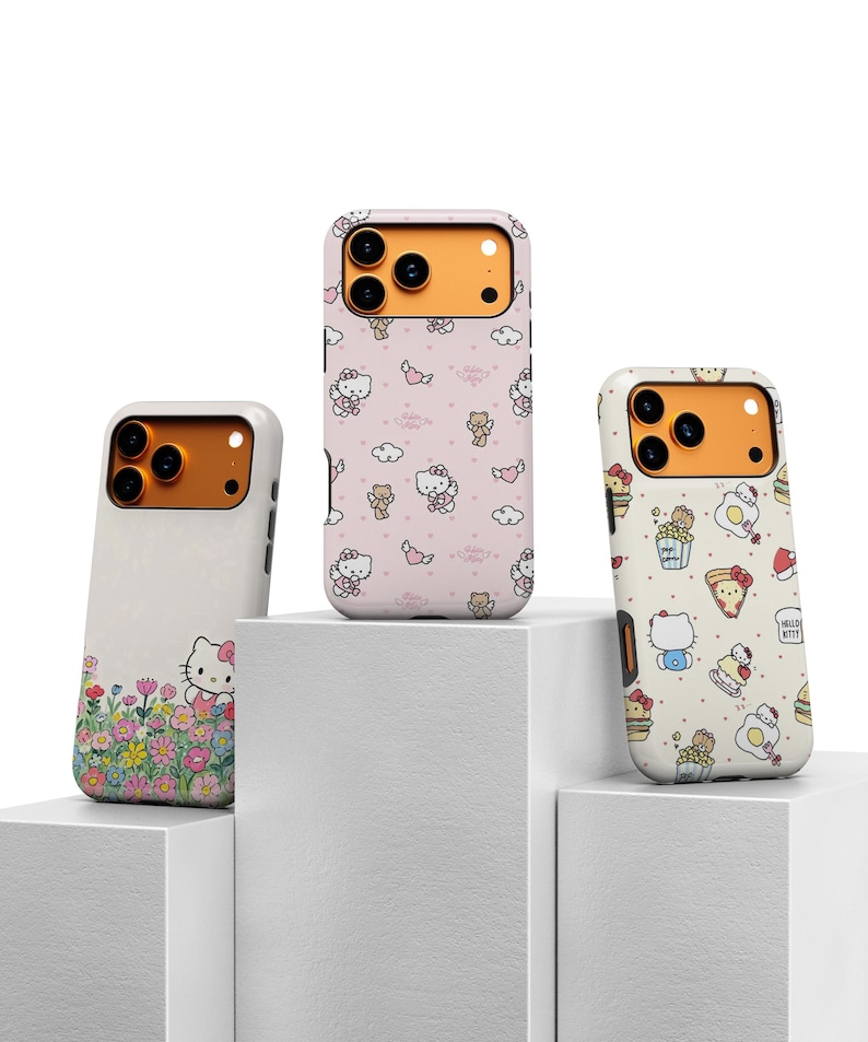 Może przedstawiać: Trzy etui na telefon o r&oacute;żnych wzorach. Jedno etui jest białe z kwiatowym wzorem i Hello Kitty. Drugie etui jest r&oacute;żowe ze wzorem Hello Kitty i chmur. Trzecie etui jest w kolorze złamanej bieli z grafiką jedzenia i Hello Kitty.