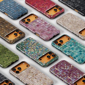 Puede incluir: Una colección de fundas para teléfonos con diseño de mosaico en varios colores, incluyendo azul, rojo, verde y dorado. Las fundas tienen una apariencia texturizada y de azulejos y están diseñadas para un smartphone. Se ven los recortes para la cámara y los botones.