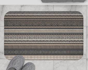 Tapete de banheiro geométrico tribal com listras em tons neutros terrosos, estilo sudoeste moderno, decoração boho chic, antiderrapante, com inspiração global.