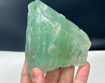 Green natual kunzite crystal from Afghanistan- 415 gram