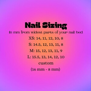 K&ouml;nnte beinhalten: Ein farbenfroher Hintergrund in Rosa, Lila und Orange mit dem Text "Nail Sizing" in fetter schwarzer Schrift. Gr&ouml;&szlig;enangaben f&uuml;r N&auml;gel in Millimetern f&uuml;r XS, S, M, L und Sondergr&ouml;&szlig;en, von 8 mm bis 16 mm.