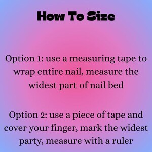 K&ouml;nnte beinhalten: Bild mit einem Farbverlaufshintergrund aus Blau und Rosa. Der Text lautet "How To Size". Anweisungen zur Messung von N&auml;geln zur Gr&ouml;&szlig;enbestimmung werden bereitgestellt. Option 1: Verwenden Sie ein Ma&szlig;band. Option 2: Verwenden Sie Klebeband und ein Lineal.