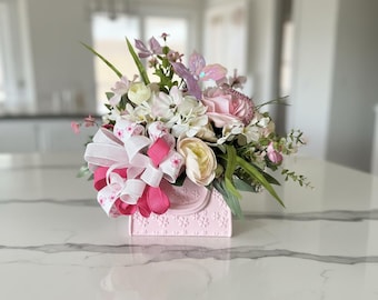 Composizione floreale artificiale di ranuncoli rosa con farfalle e fiocco / Decorazione centrotavola primaverile in stile shabby chic