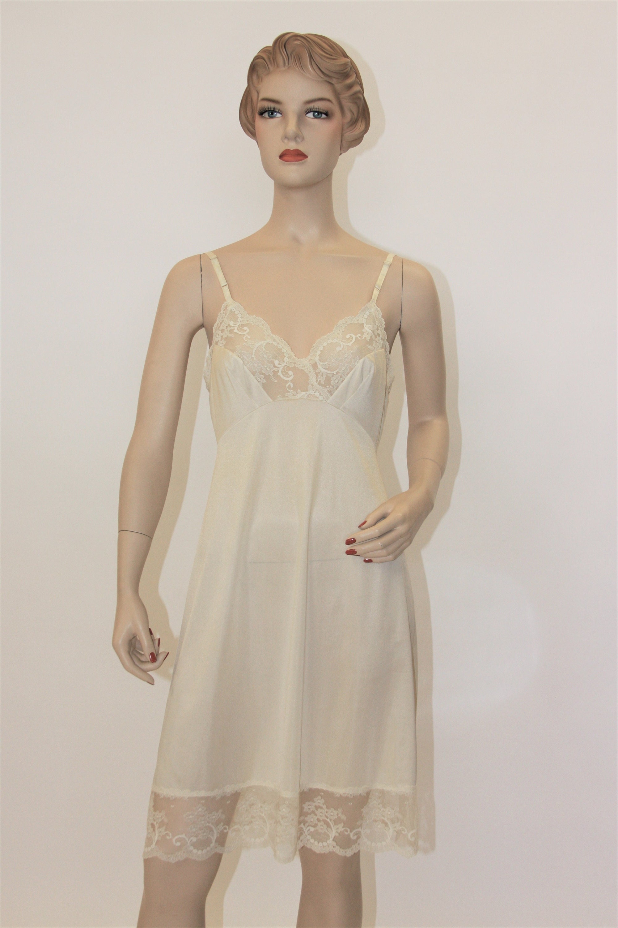 Vanity Fair 60's Full Dress Slip Lots of Lace 4 Lace Hem Cream Size 34