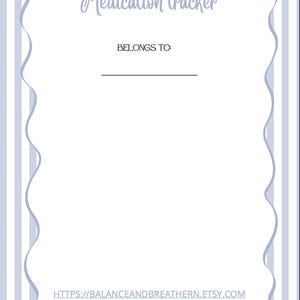 Puede incluir: Un rastreador de medicamentos con un fondo a rayas azul claro y blanco y un borde decorativo. Las palabras "Medication tracker" están escritas en una fuente de escritura. El texto "BELONGS TO:" también es visible. La URL de la tienda Etsy está en la parte inferior.