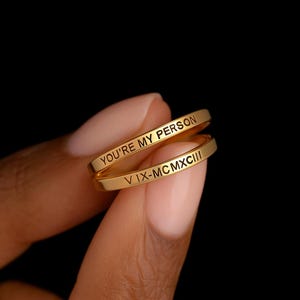 Bague prénom empilable délicate personnalisée • Bagues empilables personnalisées • Bague fine gravée • Bague délicate • Cadeau parfait pour la Saint-Valentin